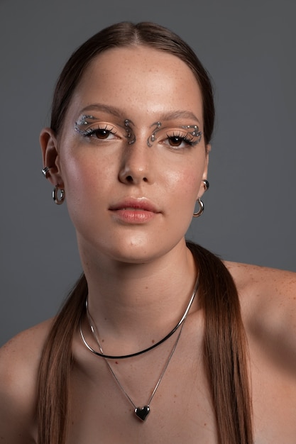 Foto gratuita retrato de una mujer con maquillaje de joyas