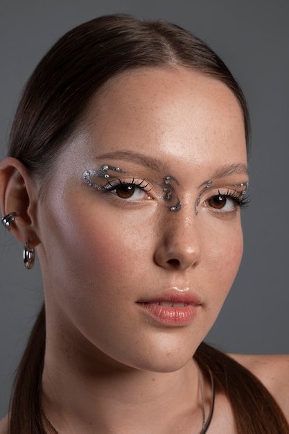 Foto gratuita retrato de una mujer con maquillaje de joyas