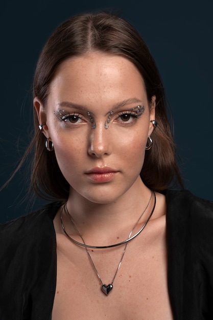 Retrato de una mujer con maquillaje de joyas