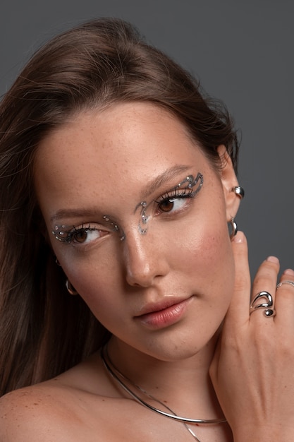 Retrato de una mujer con maquillaje de joyas