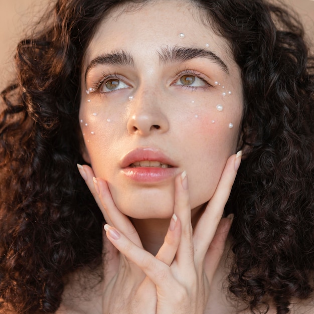 Retrato mujer con maquillaje de perlas