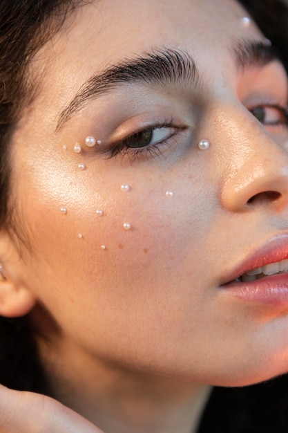 Foto gratuita retrato mujer con maquillaje de perlas