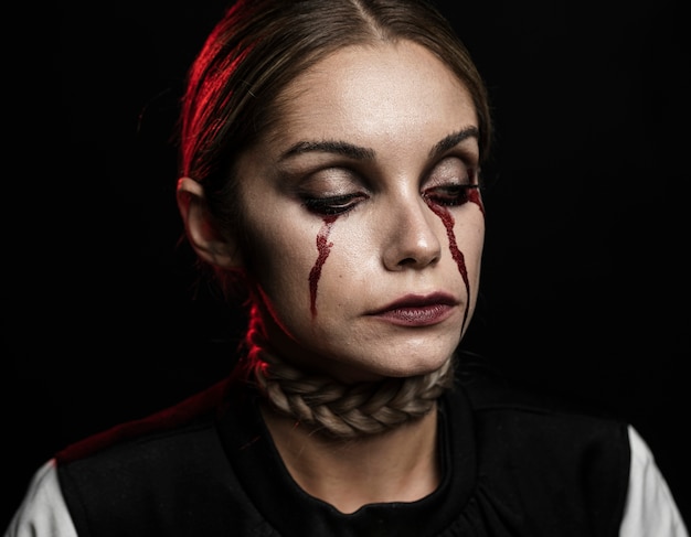 Retrato de mujer con maquillaje de sangre falsa