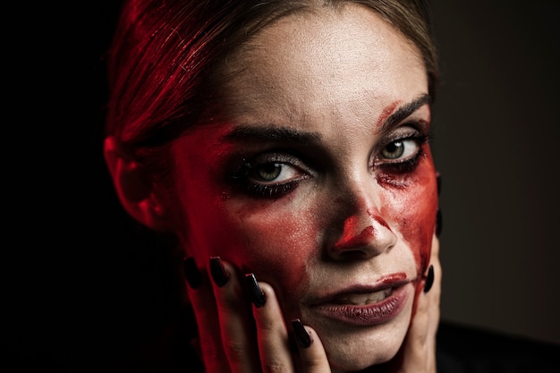 Retrato de mujer con maquillaje de sangre falsa