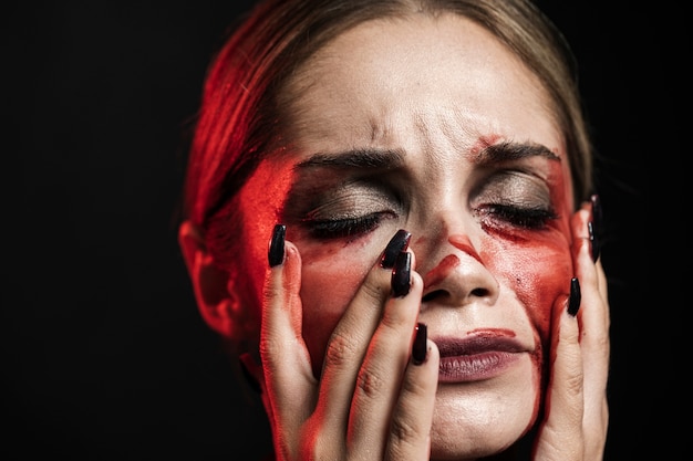 Retrato de mujer con maquillaje sangriento