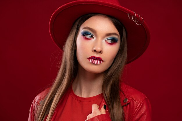 Retrato de mujer con maquillaje temático de estados unidos