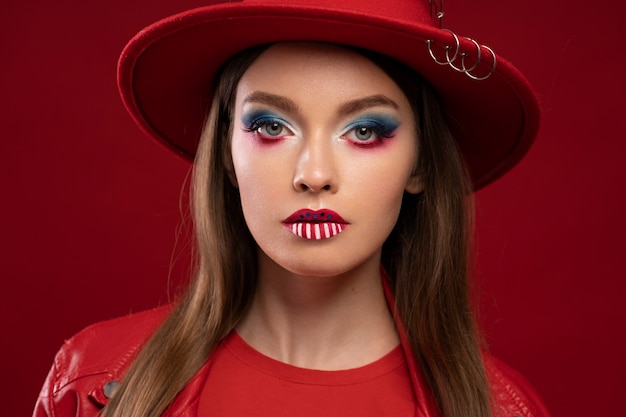 Foto gratuita retrato de mujer con maquillaje temático de estados unidos