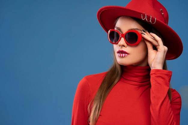 Retrato de mujer con maquillaje temático de estados unidos