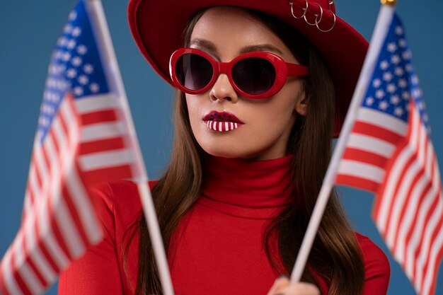 Retrato de mujer con maquillaje temático de estados unidos