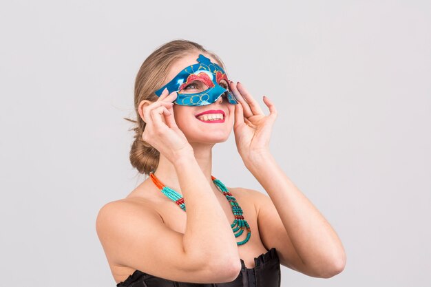 Retrato de mujer con máscara de carnaval