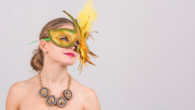 Retrato de mujer con máscara de carnaval