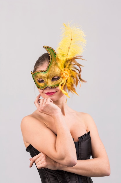 Foto gratuita retrato de mujer con máscara de carnaval