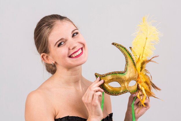 Retrato de mujer con máscara de carnaval