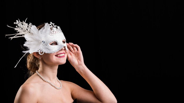 Retrato de mujer con máscara de carnaval