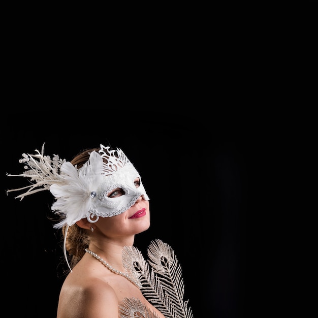 Retrato de mujer con máscara de carnaval