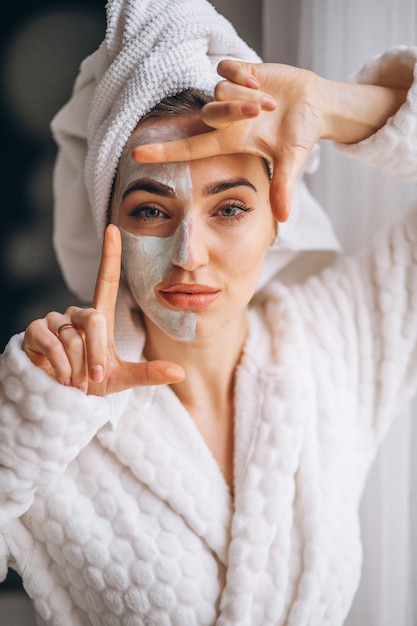 Retrato de una mujer con una máscara facial media cara