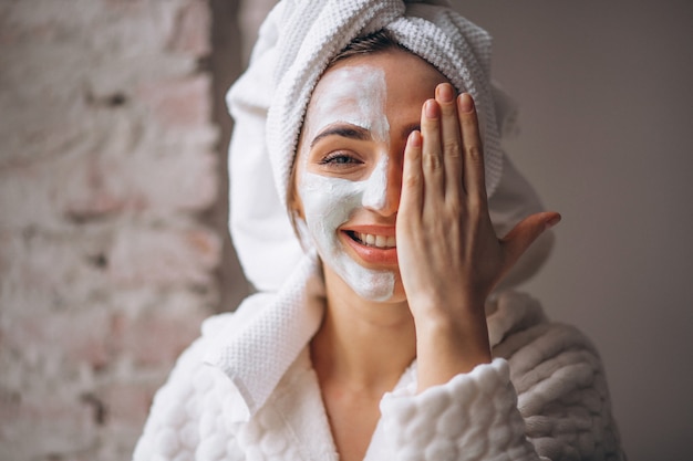 Retrato de una mujer con una máscara facial media cara