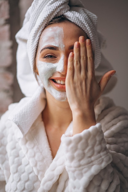 Retrato de una mujer con una máscara facial media cara