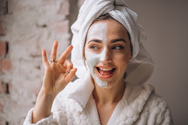 Retrato de una mujer con una máscara facial media cara