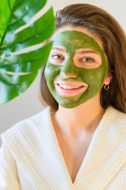 Retrato de mujer con una máscara facial