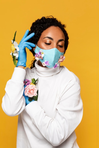 Retrato de mujer con máscara floral