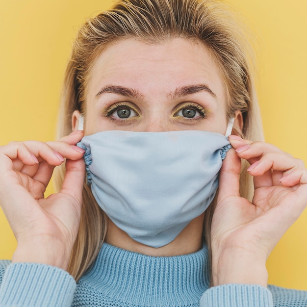 Retrato de mujer con máscara médica