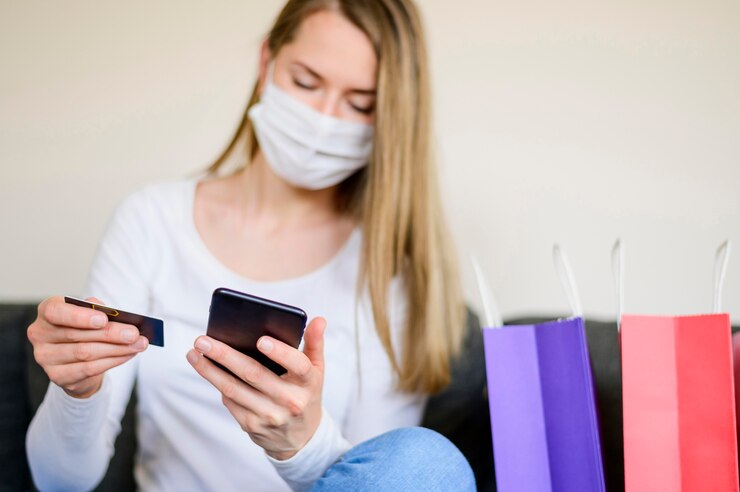 Foto gratuito retrato de mujer con mascarilla de compras en línea