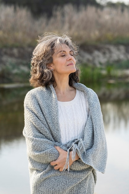 Retrato, de, mujer mayor, aire libre, por, el, lago