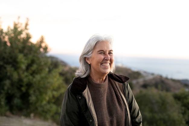 Retrato de mujer mayor para una aventura en la naturaleza