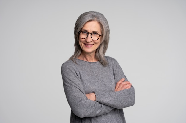 Foto gratuita retrato de mujer mayor de cerca