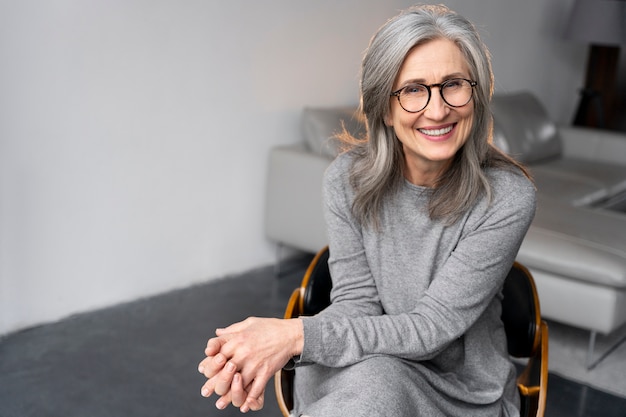 Foto gratuita retrato de mujer mayor de cerca