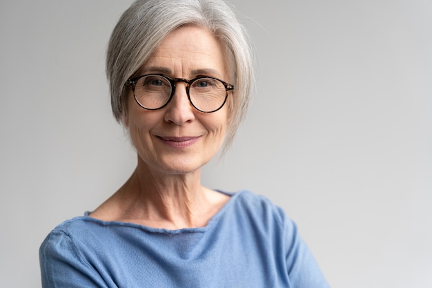 Foto gratuita retrato de mujer mayor de cerca