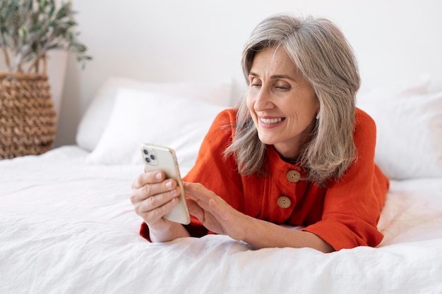 Retrato de mujer mayor con un dispositivo de teléfono inteligente