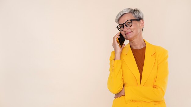 Foto gratuita retrato de mujer mayor elegante hablando por teléfono