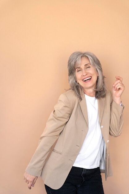 Retrato de mujer mayor elegante posando y siendo feliz