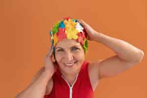 Foto gratuita retrato, de, mujer mayor, con, floral, gorra de natación