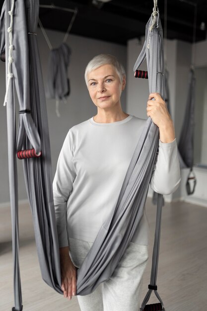 Retrato de una mujer mayor en el gimnasio