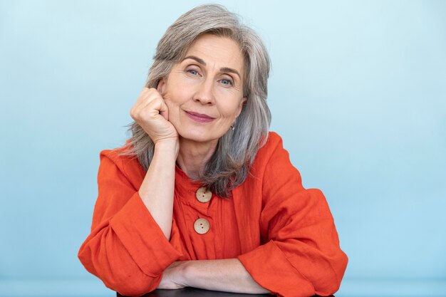 Retrato, de, mujer mayor, llevando, camisa roja