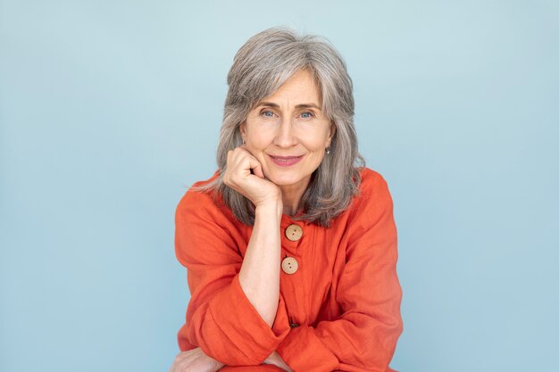 Retrato, de, mujer mayor, llevando, camisa roja