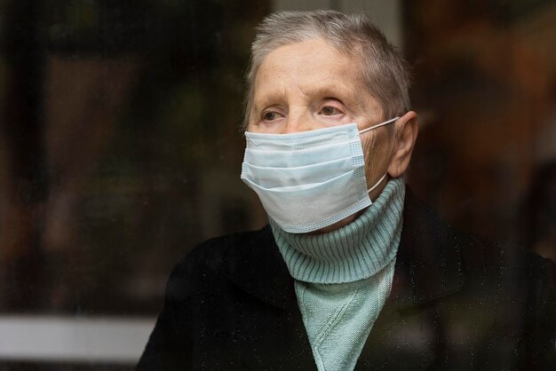 Retrato de mujer mayor con máscara médica