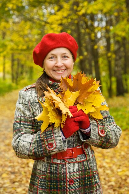 Retrato de mujer mayor en otoño