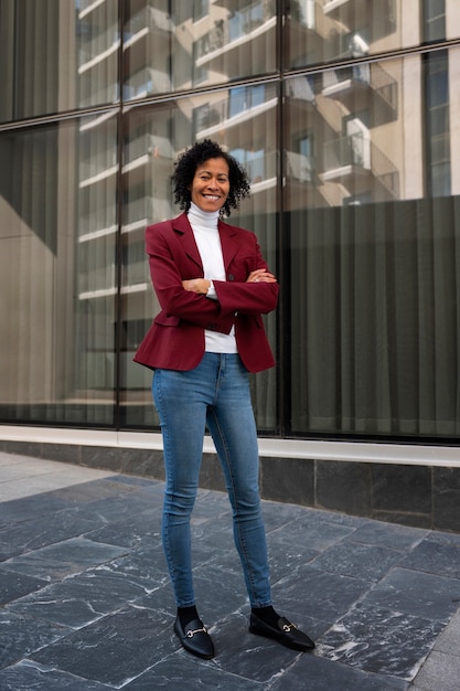 retrato, de, mujer mayor, en, profesional, chaqueta, aire libre