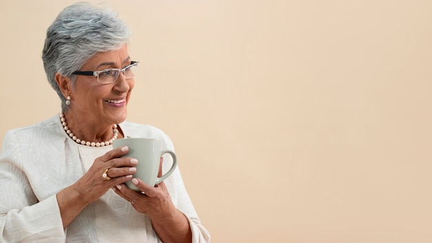 Foto gratuita retrato de mujer mayor con taza