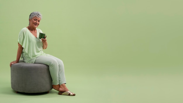 Foto gratuita retrato de mujer mayor con taza