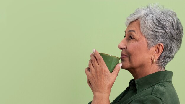 Retrato de mujer mayor con taza