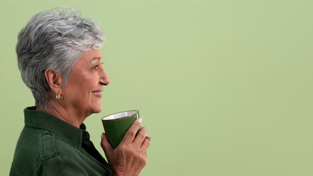 Foto gratuita retrato de mujer mayor con taza