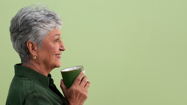 Retrato de mujer mayor con taza
