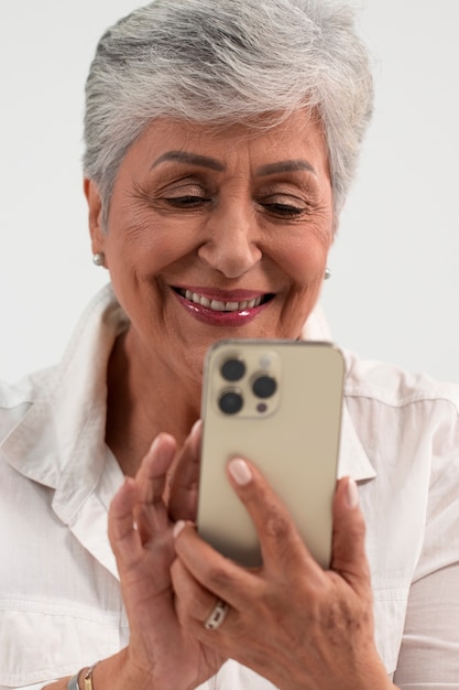 Retrato de mujer mayor con teléfono inteligente