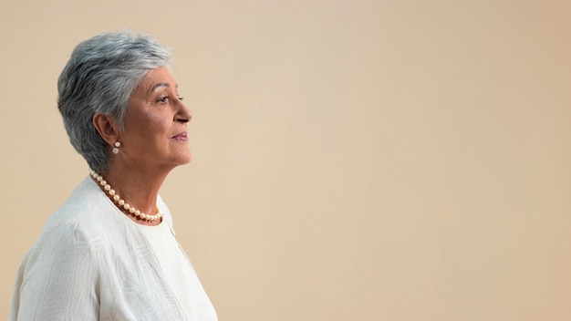 Foto gratuita retrato de una mujer mayor