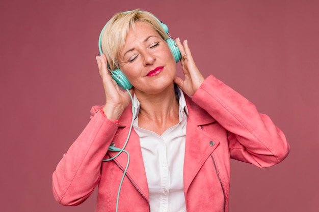 Foto gratuita retrato de mujer de media edad con auriculares